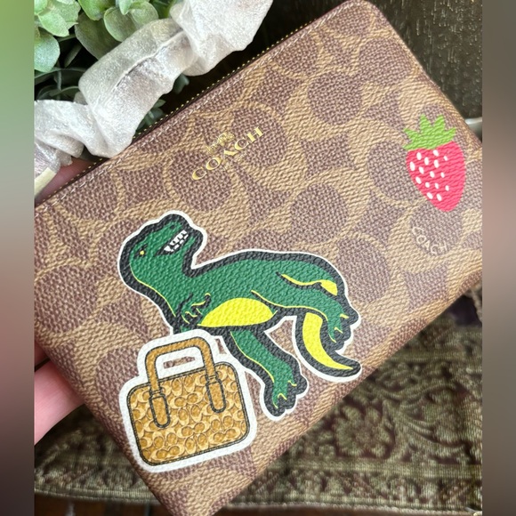 Authentic COACH signature Leather Dino Dice strawberry zip card wristlet π²π© - Picture 9 of 9